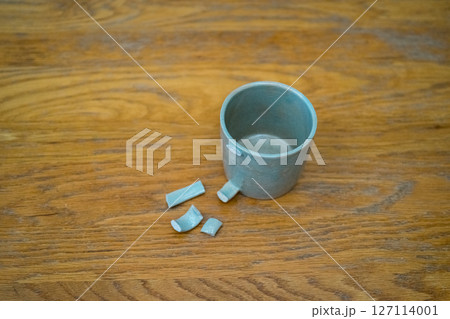 マグカップの持ち手が割れた 127114001