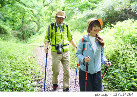 ハイキング トレッキング シニア 散歩 登山 ハイキング トレッキング シニア 散歩 登山 127114264