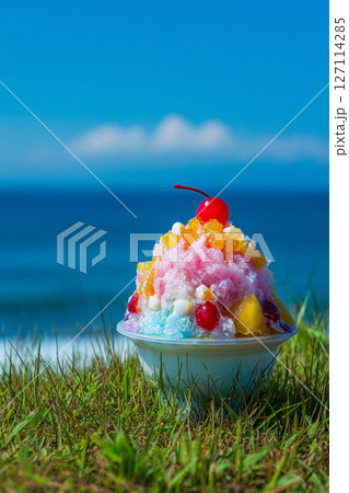 夏の海とフルーツたっぷりのかき氷　AI画像 127114285