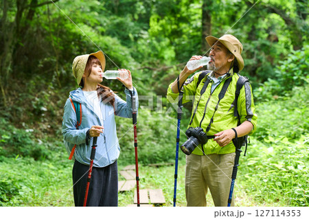 水分補給 熱中症対策 ハイキング トレッキング シニア 散歩 登山 水分補給 熱中症対策 ハイキング トレッキング シニア 散歩 登山 127114353