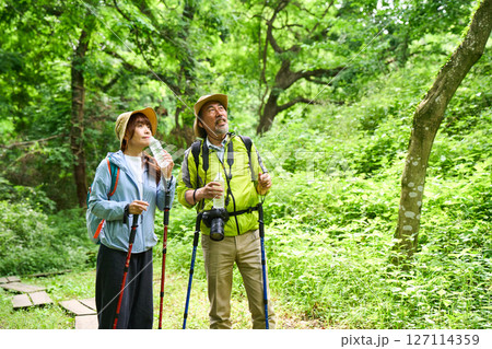 水分補給　熱中症対策　ハイキング　トレッキング　シニア　散歩　登山 127114359