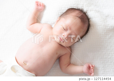 生後1ヶ月の乳児の寝顔 生後1ヶ月の乳児の寝顔 127114454