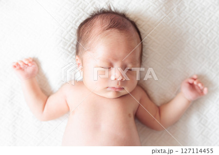 生後1ヶ月の乳児の寝顔 127114455