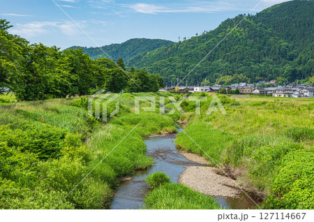 木之本町の田園地帯を流れる川 余呉川 滋賀県長浜市 木之本町の田園地帯を流れる川 余呉川 滋賀県長浜市 127114667