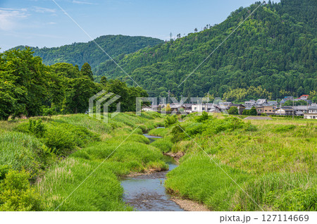 木之本町の田園地帯を流れる川 余呉川 滋賀県長浜市 木之本町の田園地帯を流れる川 余呉川 滋賀県長浜市 127114669