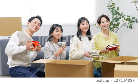 家で協力して荷造り・荷解きする家族 家で協力して荷造り・荷解きする家族 127114857