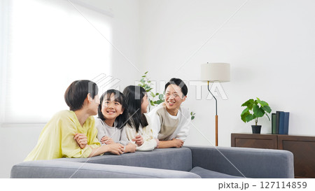 笑顔で並ぶ小学生姉妹と家族 笑顔で並ぶ小学生姉妹と家族 127114859