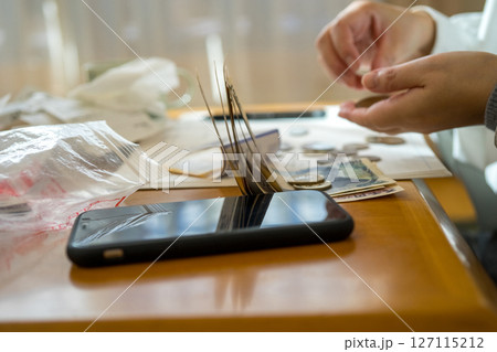 家計を管理する主婦 127115212