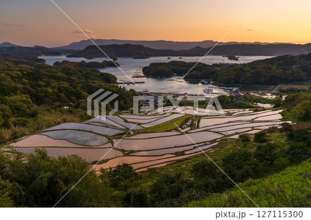 《佐賀県》大浦の棚田・伊万里湾をのぞむ田園風景 《佐賀県》大浦の棚田・伊万里湾をのぞむ田園風景 127115300