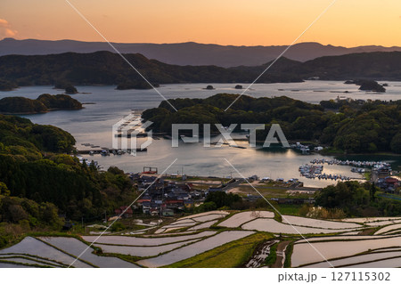 《佐賀県》大浦の棚田・伊万里湾をのぞむ田園風景 127115302