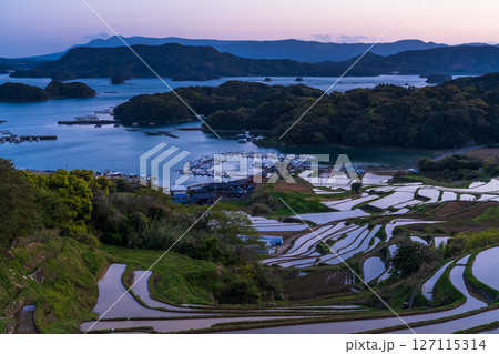 《佐賀県》大浦の棚田・伊万里湾をのぞむ田園風景 127115314