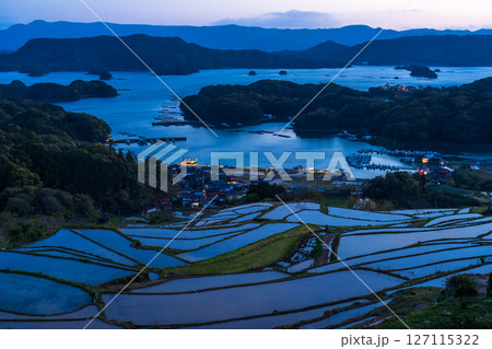 《佐賀県》大浦の棚田・伊万里湾をのぞむ田園風景 127115322