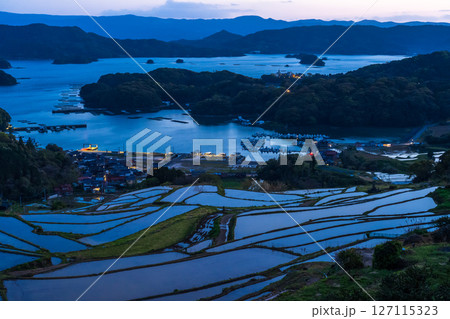 《佐賀県》大浦の棚田・伊万里湾をのぞむ田園風景 127115323