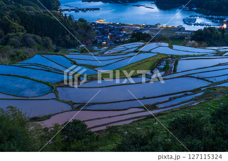 《佐賀県》大浦の棚田・伊万里湾をのぞむ田園風景 127115324