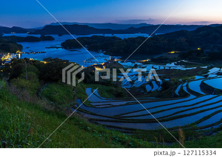 《佐賀県》大浦の棚田・伊万里湾をのぞむ田園風景 《佐賀県》大浦の棚田・伊万里湾をのぞむ田園風景 127115334