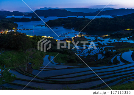 《佐賀県》大浦の棚田・伊万里湾をのぞむ田園風景 127115336