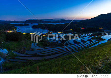 《佐賀県》大浦の棚田・伊万里湾をのぞむ田園風景 《佐賀県》大浦の棚田・伊万里湾をのぞむ田園風景 127115337