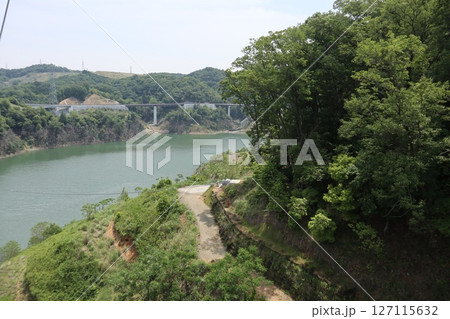 日本最長吊り橋のある大阪府茨木市のダムパークいばきたの風景 日本最長吊り橋のある大阪府茨木市のダムパークいばきたの風景 127115632