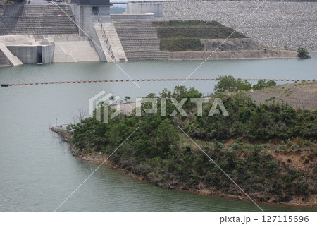 日本最長吊り橋のある大阪府茨木市のダムパークいばきたの風景 日本最長吊り橋のある大阪府茨木市のダムパークいばきたの風景 127115696