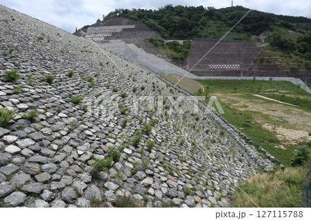 日本最長吊り橋のある大阪府茨木市のダムパークいばきたの風景 日本最長吊り橋のある大阪府茨木市のダムパークいばきたの風景 127115788
