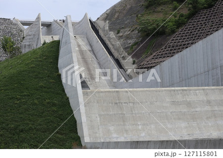 日本最長吊り橋のある大阪府茨木市のダムパークいばきたの風景 127115801