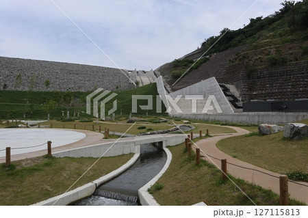 日本最長吊り橋のある大阪府茨木市のダムパークいばきたの風景 127115813