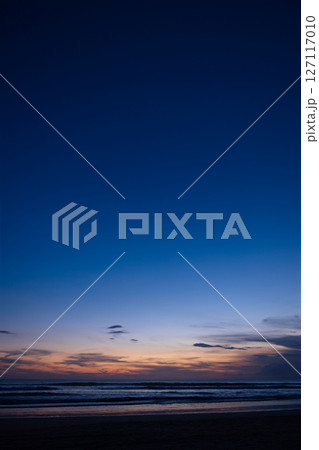 バリ島クタビーチの夕暮れ 127117010