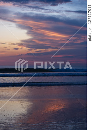 バリ島クタビーチの夕暮れ 127117011