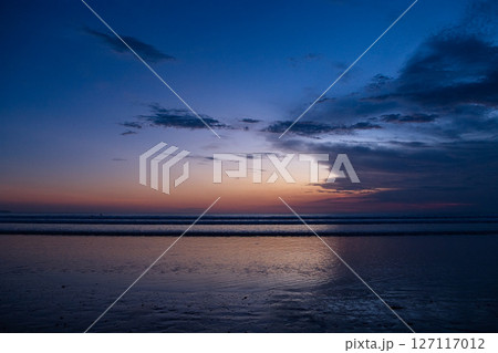 バリ島クタビーチの夕暮れ 127117012