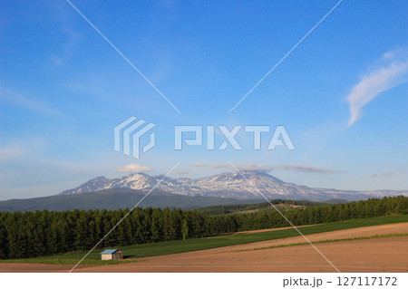 雪が残る夏山と丘陵地帯 雪が残る夏山と丘陵地帯 127117172
