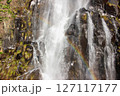 滝にかかる虹 127117177