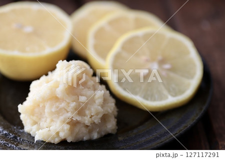 無添加で作ったレモン麹とレモンの輪切り 127117291