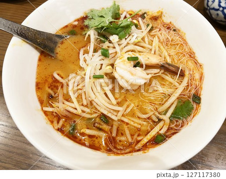 美味しそうなトムヤムヌードル(タイ料理) 127117380