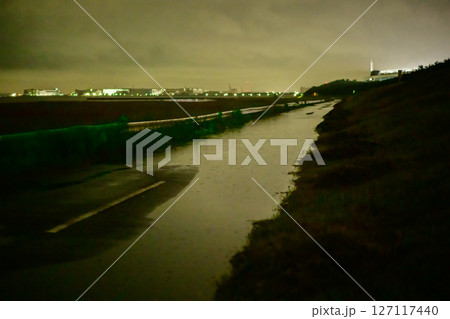 夜の河川の風景 127117440