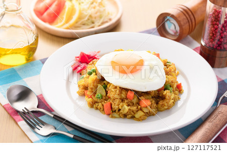 目玉焼きをのせたカレーピラフ ( ドライカレー ) 目玉焼きをのせたカレーピラフ ( ドライカレー ) 127117521