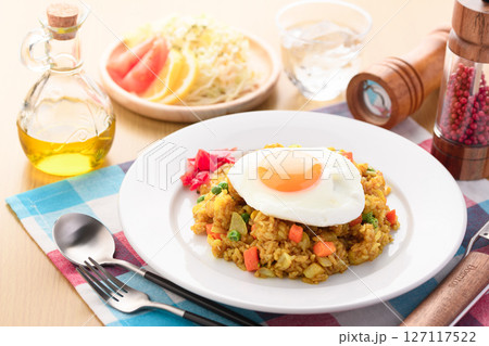 目玉焼きをのせたカレーピラフ （ ドライカレー ） 127117522