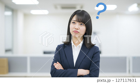 腕組みをしながら考えている女性の会社員 AI生成画像 127117631
