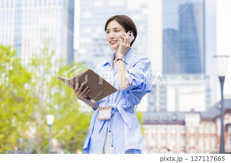 ビジネス スマホで電話をしている女性 ビジネス スマホで電話をしている女性 127117665