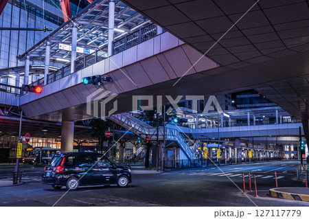 夜の立川駅（北口）　駅前ロータリーを走るタクシー 127117779