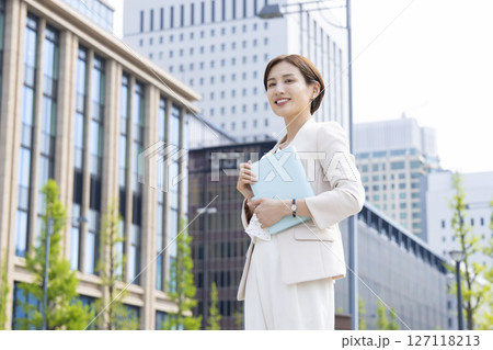 ビジネス オフィス街を歩く女性のポートレート ビジネス オフィス街を歩く女性のポートレート 127118213