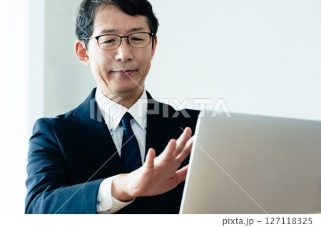 パソコンに苦手意識を持つビジネスマン パソコンに苦手意識を持つビジネスマン 127118325