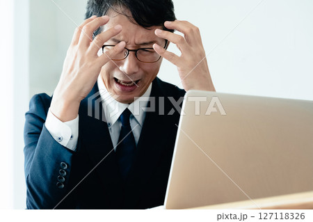 パソコンに苦手意識を持つビジネスマン パソコンに苦手意識を持つビジネスマン 127118326