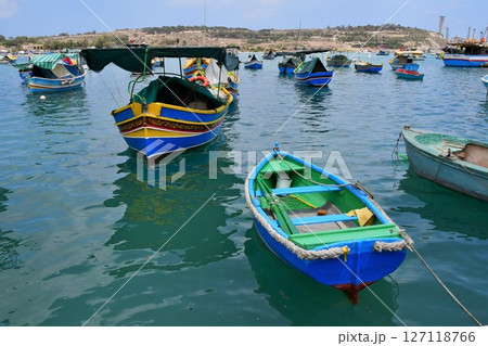 マルタ共和国、マルタ島、マルサシュロック、カラフルな漁船ルッツ マルタ共和国、マルタ島、マルサシュロック、カラフルな漁船ルッツ 127118766