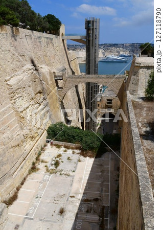 マルタ共和国、マルタ島、バレッタ、空堀、アッパーバラッカガーデンへのエレベーター マルタ共和国、マルタ島、バレッタ、空堀、アッパーバラッカガーデンへのエレベーター 127118790