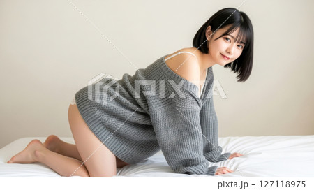 ベッドの上で優しく微笑む日本人下着モデルのポートレート 127118975