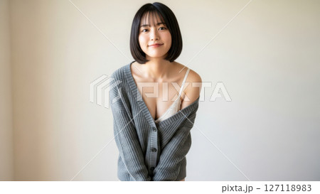 笑顔を見せる若い女性モデルの下着ファッションポートレート 笑顔を見せる若い女性モデルの下着ファッションポートレート 127118983