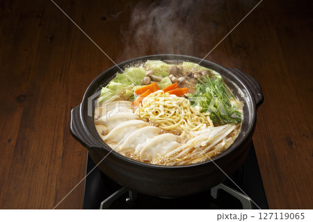 餃子の入った煮込みラーメン 127119065