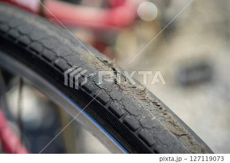 自転車のタイヤがパンク 127119073