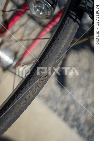自転車のタイヤがパンク 127119074