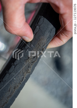 自転車のタイヤが毛羽立ちパンク 127119076